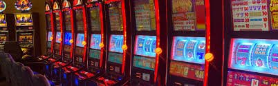 Màn hình điện thoại hiển thị bàn baccarat live casino 66ff với giao diện tiếng Việt